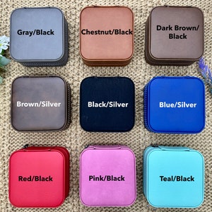 Puede incluir: Nueve cajas de joyer&iacute;a cuadradas en varios colores, incluyendo gris, casta&ntilde;o, marr&oacute;n oscuro, marr&oacute;n, negro, azul, rojo, rosa y verde azulado. Cada caja tiene una combinaci&oacute;n de colores diferente, con los nombres de los colores impresos en la parte superior de cada caja.