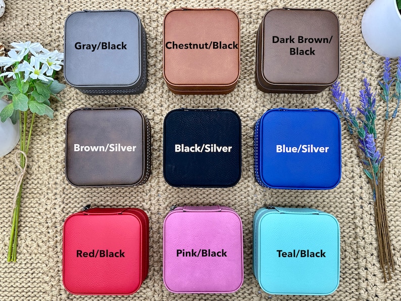 Puede incluir: Nueve cajas de joyer&iacute;a cuadradas en varios colores, incluyendo gris, casta&ntilde;o, marr&oacute;n oscuro, marr&oacute;n, negro, azul, rojo, rosa y verde azulado. Cada caja tiene una combinaci&oacute;n de colores diferente, con los nombres de los colores impresos en la parte superior de cada caja.
