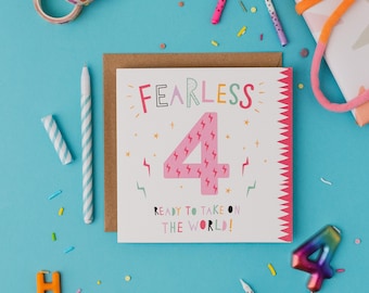 Puede incluir: Tarjeta de cumpleaños con la palabra "FEARLESS" y el número 4 rosa, con el texto "READY TO TAKE ON THE WORLD!" sobre fondo azul. También se ven velas, confeti y un regalo envuelto.