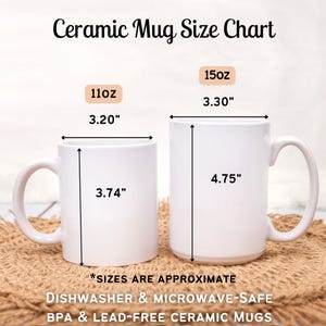 K&ouml;nnte beinhalten: Zwei wei&szlig;e Keramikbecher mit Ma&szlig;en in Zoll. Der kleinere Becher ist 11 Unzen und der gr&ouml;&szlig;ere Becher ist 15 Unzen. Der Text "*SIZES ARE APPROXIMATE" befindet sich unter den Bechern. Der Text "DISHWASHER & MICROWAVE-SAFE BPA & LEAD-FREE CERAMIC MUGS" befindet sich unter dem Text &uuml;ber die Gr&ouml;&szlig;en.