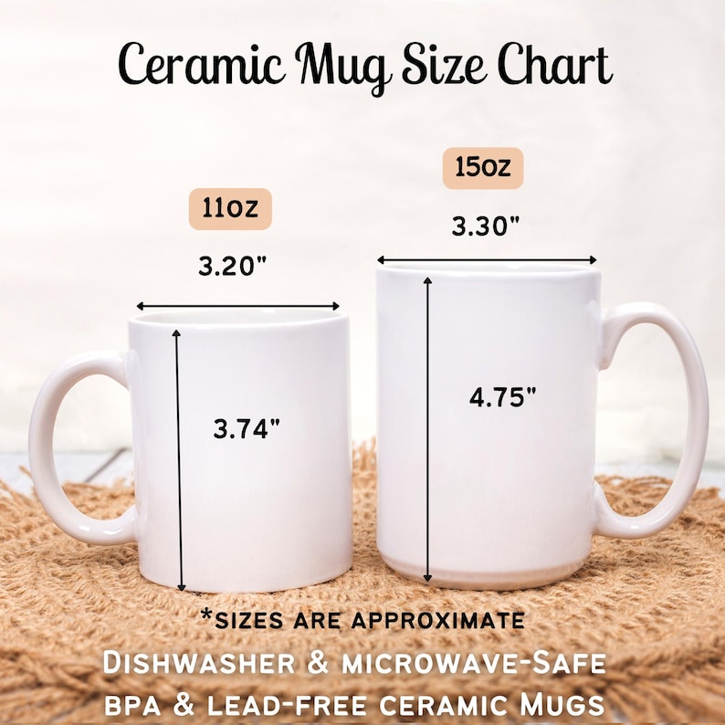 K&ouml;nnte beinhalten: Zwei wei&szlig;e Keramikbecher mit Ma&szlig;en in Zoll. Der kleinere Becher ist 11 Unzen und der gr&ouml;&szlig;ere Becher ist 15 Unzen. Der Text "*SIZES ARE APPROXIMATE" befindet sich unter den Bechern. Der Text "DISHWASHER & MICROWAVE-SAFE BPA & LEAD-FREE CERAMIC MUGS" befindet sich unter dem Text &uuml;ber die Gr&ouml;&szlig;en.