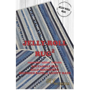 Puede incluir: Una portada de libro con un diseño de tela a rayas azules y blancas. El título es "Jelly Roll Rug 2" en texto rojo. El texto "Edición ampliada incluye: Alfombra rectangular, Alfombra semicircular, Alfombras redondas para baño y tocador" también está incluido en texto rojo. La esquina inferior derecha de la portada tiene el texto "RJ Designs" en texto negro.