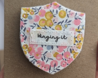 Insignia de pin motivacional con estampado Winging it Liberty