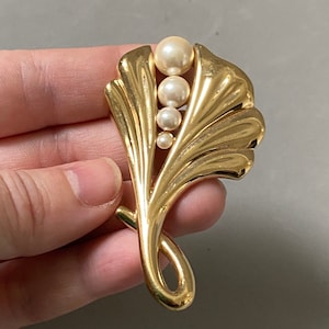 Grossé 1980er Jahre Vintage Blatt golden Brosche mit Perlen, hergestelltes Sammlerstück Grosse Vintage Schmuck Qualität Schmuck Handwerkskunst
