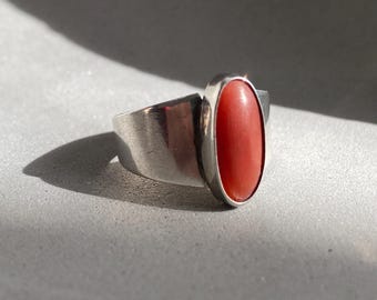 Vintage red oval coral ring; 835 Silver, the 1980s, O UK, 7.75 US A, 15-55 EU