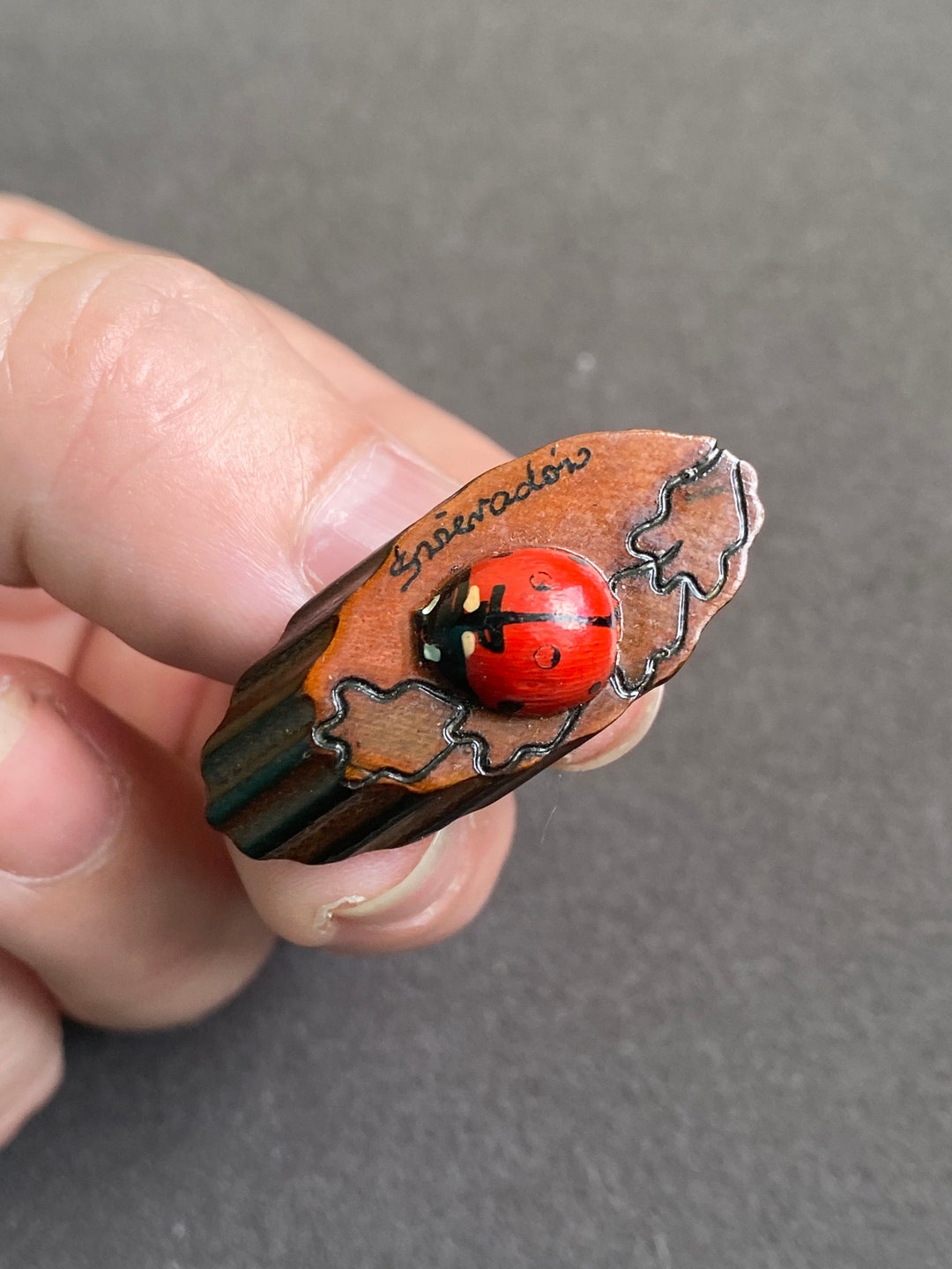 Broche vintage en bois coccinelle rouge coccinelle rouge sur la broche tranche de bois des