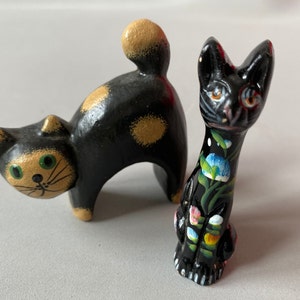 Vintage Wooden Black Cat Figurines: Hand-Painted Miniature Decor