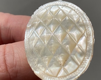 Vintage carved mother of pearl brooch MOP with a geometrical pattern , vintage Art Deco shell brooch , hand carved MOP pearly brooch vintage