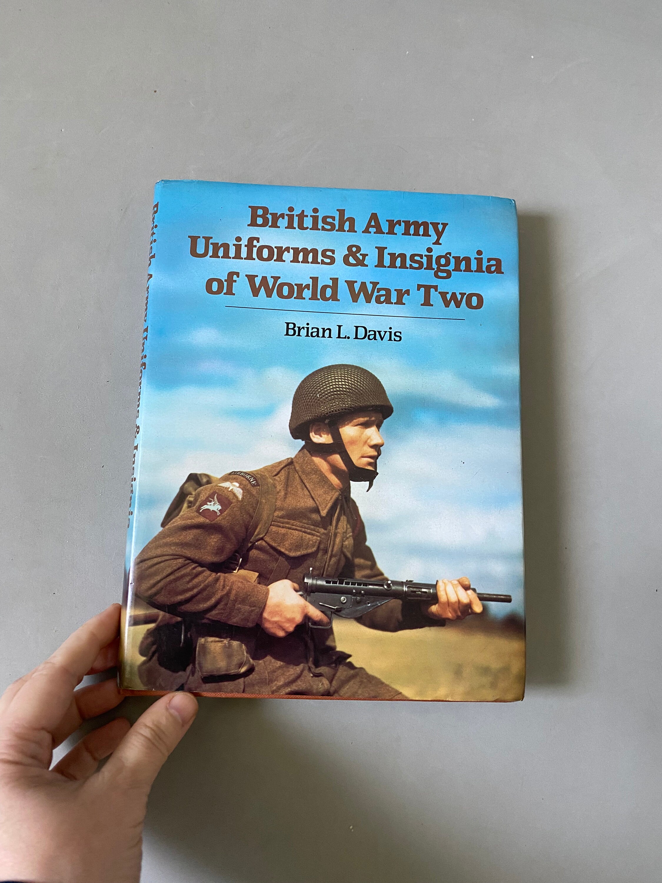 WWII British Army Uniforms & Insignia Book: Davis 1983 Illustrated Sourcebook,  Militaria book.