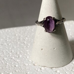 Vintage zilveren ring met amethist, rokerige paarse ovale steen, doorboorde scrollwork-schouders, VK Q US 8,25
