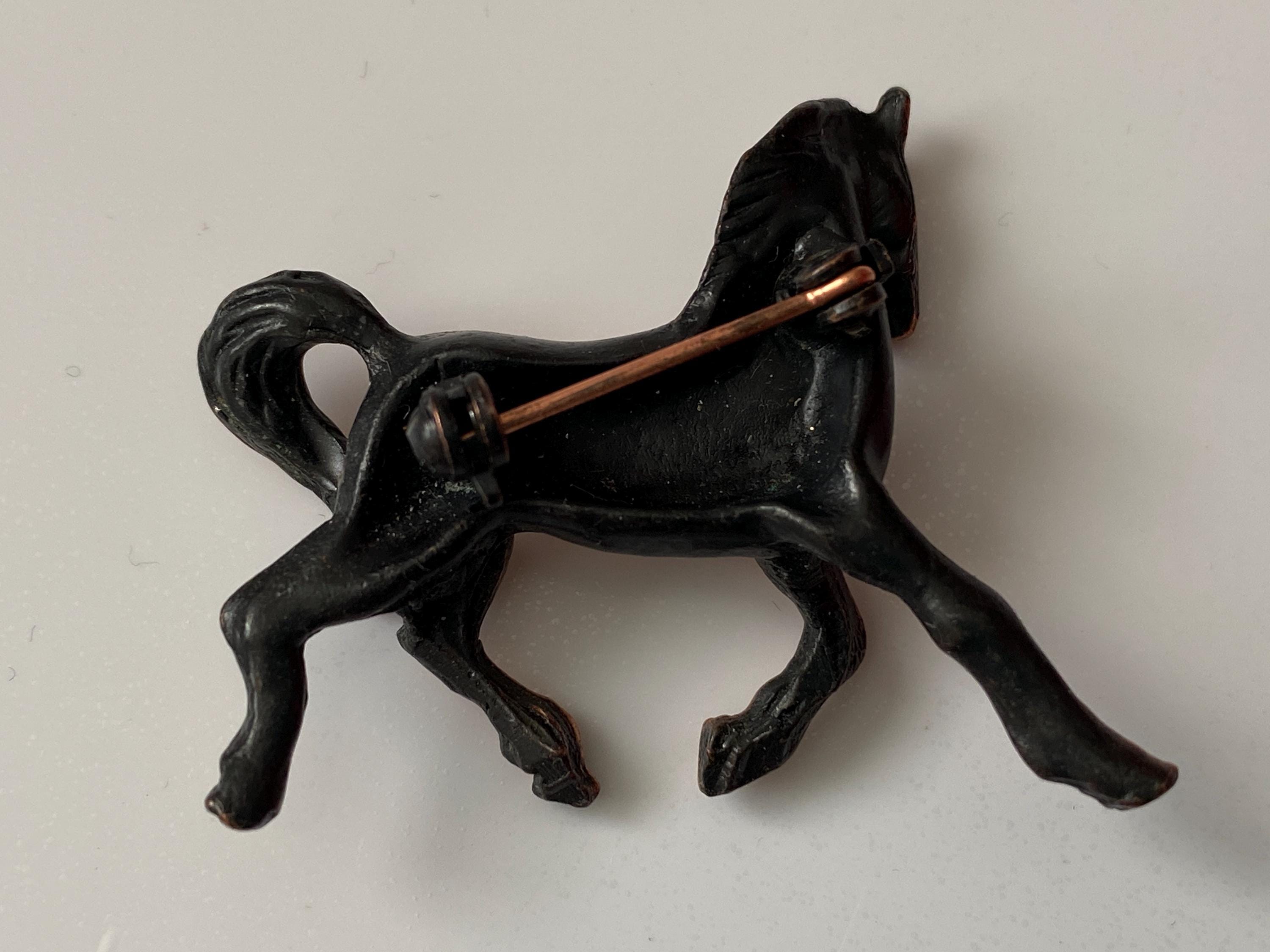 Broche Vintage équitation En Cuir Et Métal - Décor D'un Cheval - Occasion, Portée