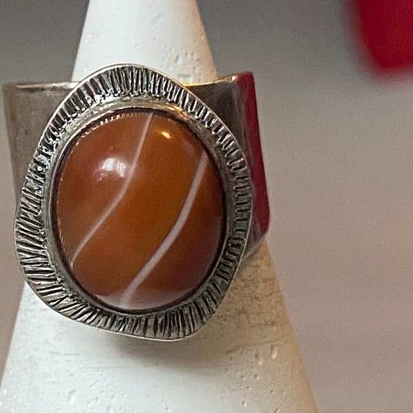 1970s biomorphic agate silver ring Sheffield with rare hallmarks 1972. Size I for small finger, collectable sterling silver midcentury ring