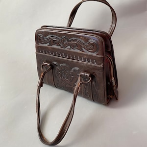 Vintage brown bag from the 1960s, genuine embossed leather floral handbag with a zip and many pockets for everything. Vintage quality bag