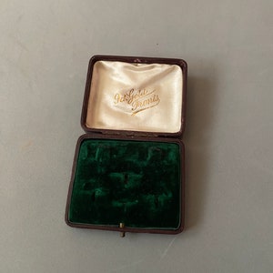Victorian jewelry display box brooch ring pendant etc - green velvet, cream silk, golden inscription 9 ct. gold Fronts (victorian shirt)