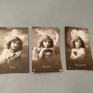 Fe, esperanza y caridad - corazón con ancla y cruz: 3 postales románticas antiguas - Postales de los años 20 en buen estado sin enviar por correo NPG EJ Hey &Co London