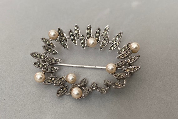 Broche Pearl Broach Pin Sunburst - Couleur Beige, Neuf Sans Emballage - Bijou Décoratif