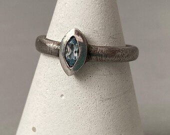 Bague en argent avec topaze bleue taille P 1/2, 7 3/4, Topaze bleue en pierre précieuse en forme de marquise, bague texturée simple empilable en argent 925