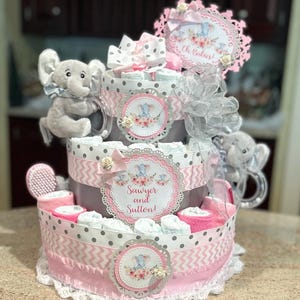Premium 4-Stöckige Pink Twins Windeltorte Mit 2 Plüschelefanten, Schnuller, Bürste/Kamm, Waschlappen, Spucktüchern, Themenschildern und Cake Topper