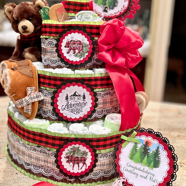 Woodland Adventure Windeltorte mit Plüsch-Waldtieren, Krippe Schuhe, Schnuller, Bürste/Kamm, Waschlappen, Thema Schilder, Tischkarte, Cake Topper