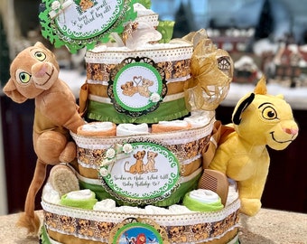 Gâteau de couches Roi Lion haut de gamme à 4 niveaux avec 2 lions en peluche Nala et Simba, tétines, brosse/peigne, gants de toilette, panneaux et décoration de gâteau