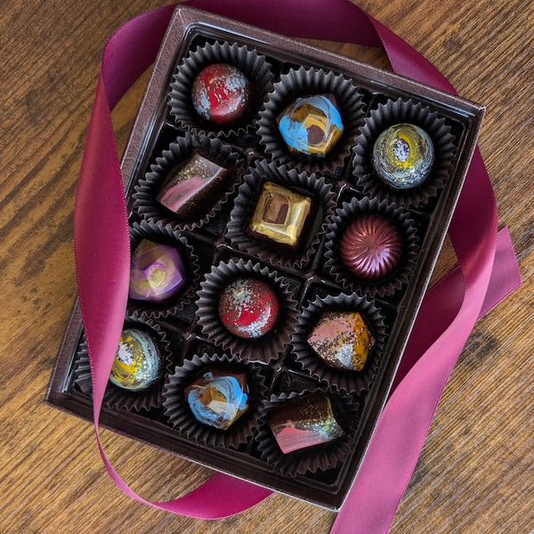 Caja de regalo de trufas de chocolate negro sin lácteos: bombones sin productos animales, trufas pintadas a mano, chocolate y coco, regalo para el Día de la Madre.