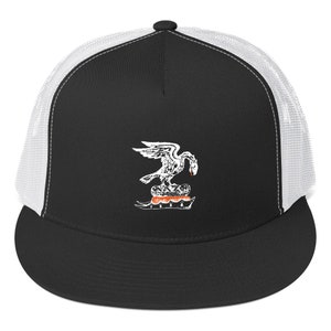 Könnte beinhalten: Eine schwarz-weiße Trucker-Kappe mit weißem Netzrücken. Die Vorderseite der Kappe zeigt ein weiß gesticktes Design eines Vogels, der auf einer Schlange steht.