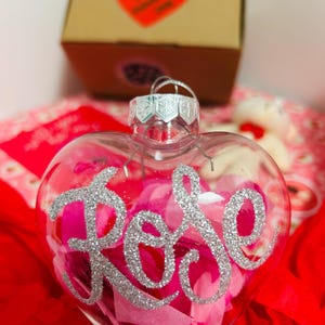 Caixa de presente de dia dos namorados com cartão postal, adesivo, mini urso de pelúcia e enfeite de coração personalizado com letras feitas à mão em glitter