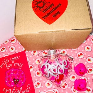 Caja de regalo para el día de San Valentín con postal, pegatina y 2 patitos enamorados y adorno de corazón personalizado escrito a mano con purpurina