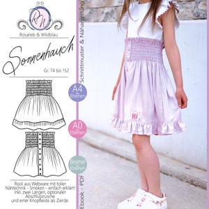Puede incluir: Una joven lleva un vestido lila claro con un corpiño fruncido y un dobladillo con volantes. El vestido tiene una parte delantera abotonada y la palabra "Hi." está bordada en la falda. La imagen también muestra un patrón de costura con el texto "Sonnnenhauch".