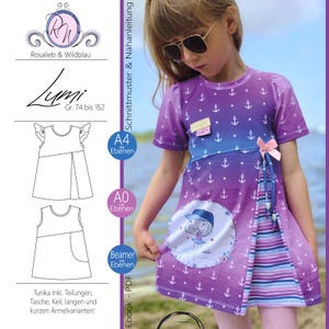 Könnte beinhalten: Ein lila-blaues Kleid mit weißen Anker-Mustern und einer Cartoon-Illustration. Das Kleid hat kurze Ärmel und eine rosa Schleife. Das Bild enthält auch Schnittmusterdiagramme und Text auf Deutsch.