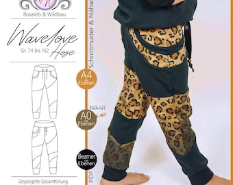 Puede incluir: Pantalones negros y marrones con estampado de leopardo y paneles verdes oscuros. Los pantalones son parte de un patrón de costura, con el texto "Wavelove Hose" y "Gr. 74 bis 152". La imagen también incluye un diagrama de los pantalones y texto en alemán.