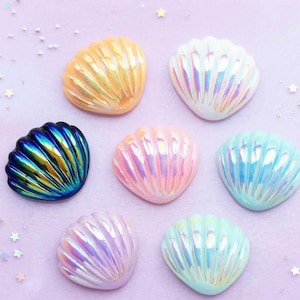 Cabochões de resina iridescente em formato de concha – Pingentes coloridos com base plana (21 x 19 mm)