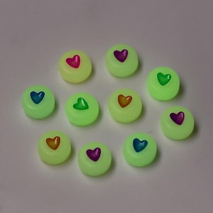 2–10pcs Glow in the Dark Heart Beads | Luminous Acrylic Beads 7mm | Mixed Color Flat Round Beads for Kawaii Jewelry, Bracelets & Crafts