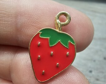 Pingentes de morango em esmalte vermelho, em liga de ouro claro.