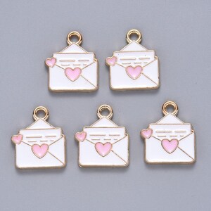 Dijes de corazón con forma de sobre, colgantes de esmalte rosa perla y dorado claro, 16 x 13 mm, dije de amor kawaii, aleación de metal, 2 piezas, suministros para hacer joyas