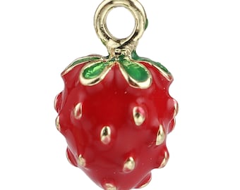 Puede incluir: Encanto de tono dorado con forma de fresa con esmalte rojo y hojas de esmalte verde. El encanto tiene un bucle en la parte superior para sujetarlo a una pulsera o collar.