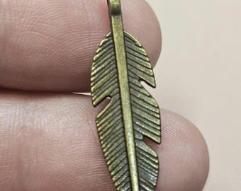 2 Stück Antike Bronze Feder Anhänger | Tibetan Style Boho Charms für DIY Schmuck & Halsketten | Versand aus den USA