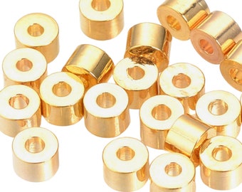 Könnte beinhalten: Eine Gruppe goldfarbener Metall-Spacer-Perlen. Die Perlen sind rund mit einem Loch in der Mitte. Sie sind perfekt für die Schmuckherstellung.