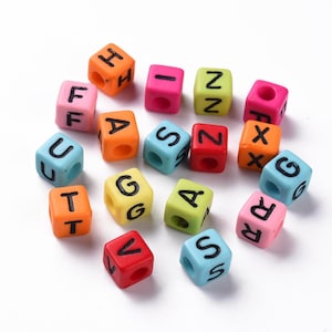 2 cuentas de letras acrílicas opacas / Cuentas cúbicas de 8 mm con letras negras aleatorias / Joyería y manualidades DIY / Envío desde EE. UU.