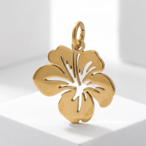 Puede incluir: Colgante dorado con forma de flor de hibisco. El colgante tiene un dise&ntilde;o recortado y un peque&ntilde;o lazo en la parte superior para sujetarlo. Los p&eacute;talos de la flor tienen bordes curvos. Joyer&iacute;a floral.