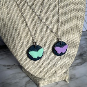 Halsketten, Halskette aus Polymer Clay, Halsketten, kleiner Anhänger, Anhänger aus Ton, 18 in Kette, Schmetterling, Kuh, Fledermaus