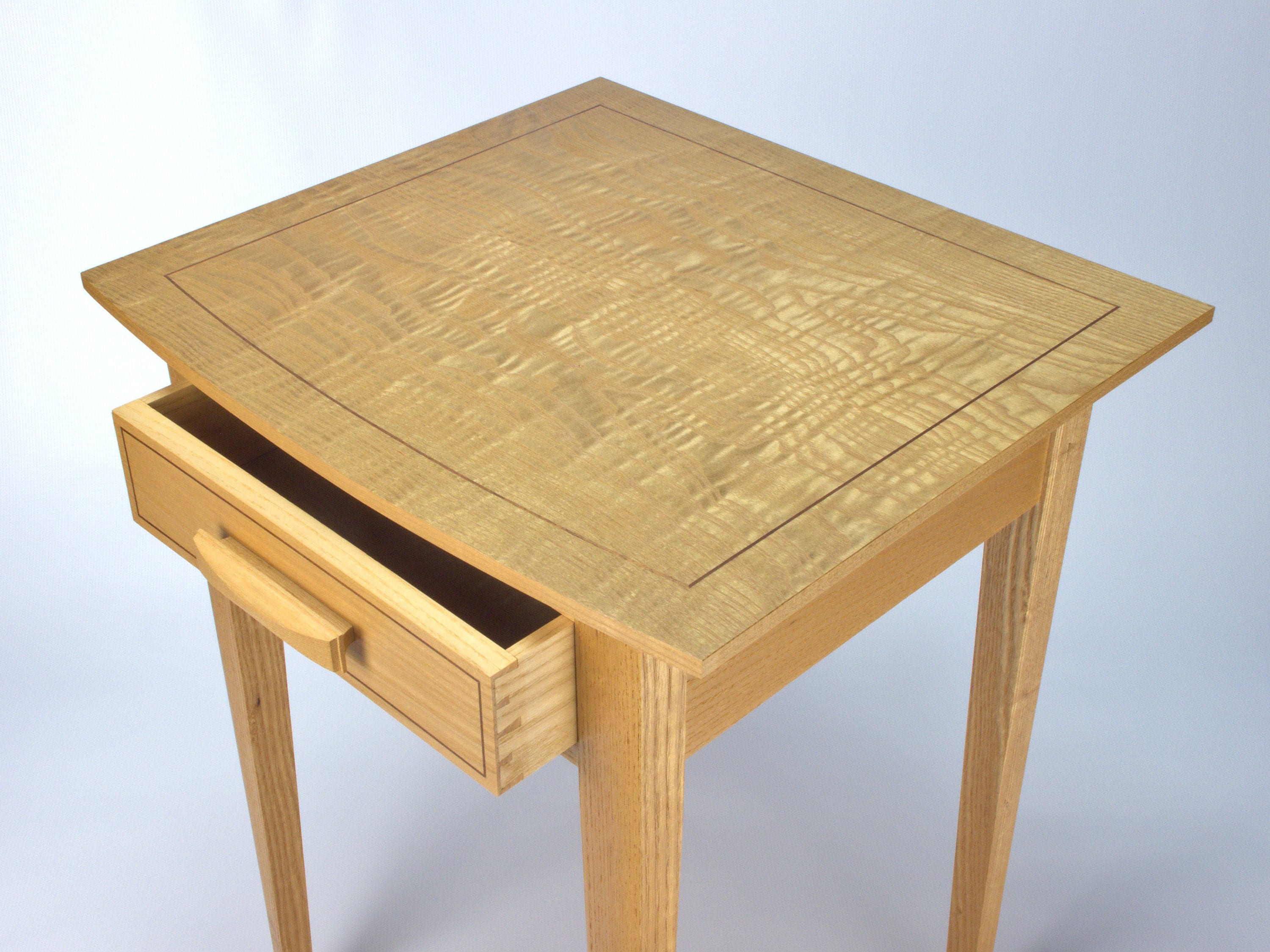 Shaker accent drink sale table