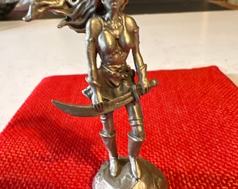 Hudson Pewter Figur Barbarin Kriegerin mit einem Krummsäbel-Schwert 1987 2-3/4 ”T x 1-1/2” B x 1 ”F