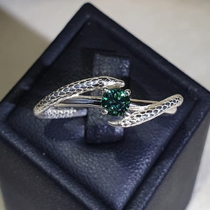 Bague en argent sterling de la Chambre des secrets (moissanite verte)
