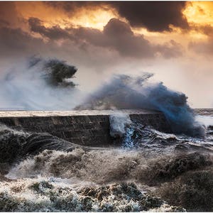 SturmBrian The Cobb Lyme Regis Dorset stürmische See Meere riesige riesige Wellen Sonnenaufgang dramatische Landschaft Seelandschaft Jurassic Coast
