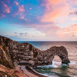 Durdle Door Dorset zachód słońca dramatyczny kultowy punkt orientacyjny krajobraz morski Jurajskie Wybrzeże Angielskie wybrzeże fotografia nadmorska ikona nadmorski