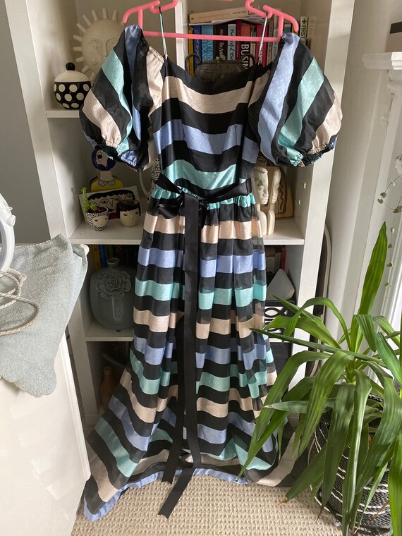 Off shoulders puffed sleeve dress
