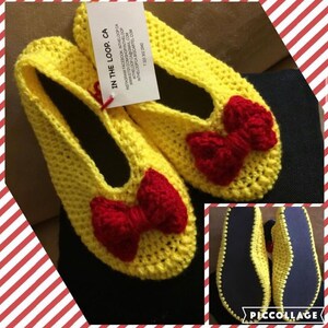 K&ouml;nnte beinhalten: Gelbe geh&auml;kelte Hausschuhe mit roten Schleifen. Die Hausschuhe haben eine schwarze Sohle. Das Bild enth&auml;lt eine Visitenkarte mit dem Text "IN THE LOOP. CA".