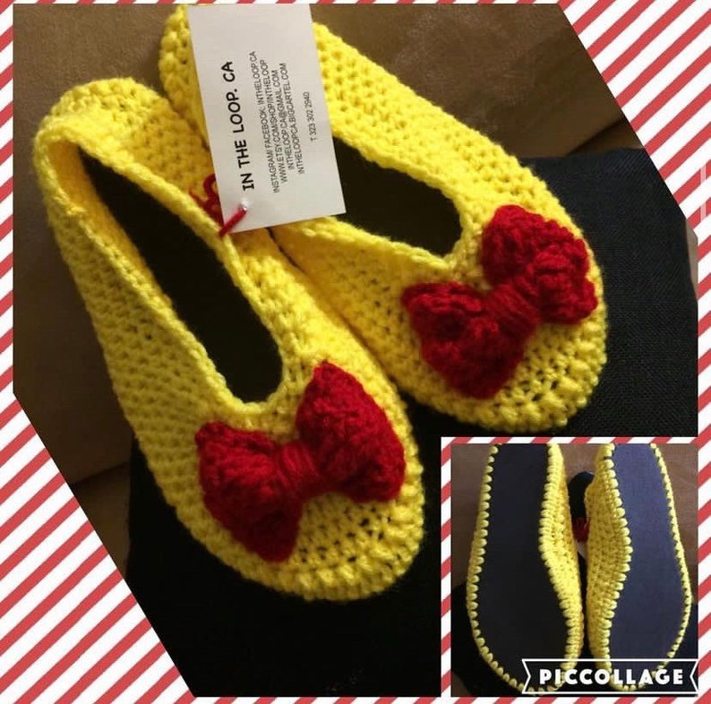 K&ouml;nnte beinhalten: Gelbe geh&auml;kelte Hausschuhe mit roten Schleifen. Die Hausschuhe haben eine schwarze Sohle. Das Bild enth&auml;lt eine Visitenkarte mit dem Text "IN THE LOOP. CA".