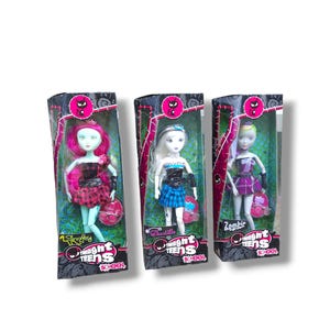 Puede incluir: Tres muñecas en caja con un embalaje negro y rosa. Las muñecas visten faldas negras y de cuadros con blusas negras. Las muñecas tienen la piel pálida y el pelo negro. El embalaje dice "Twilight Teens School".